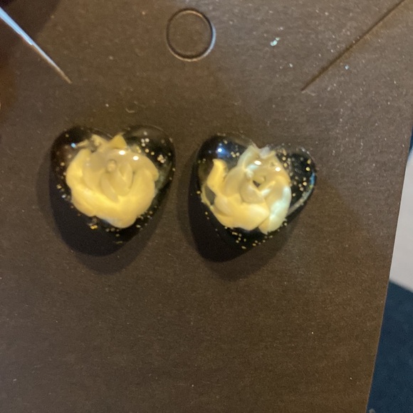 4 pairs of Flower Power Studded Earrings​ - Picture 3 of 5